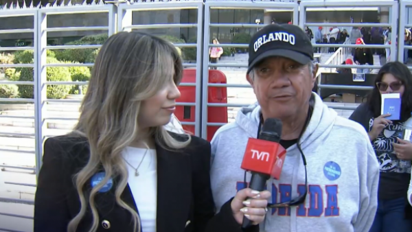 Eduardo viajó desde Orlando para conocer TVN: "Su valor es muy importante los chilenos que están fuera"
