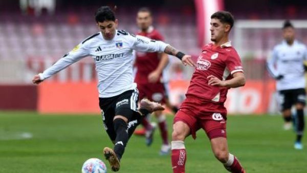"Espantoso jugador": el "apuntado" de los hinchas en partido Deportes La Serena vs. Colo Colo
