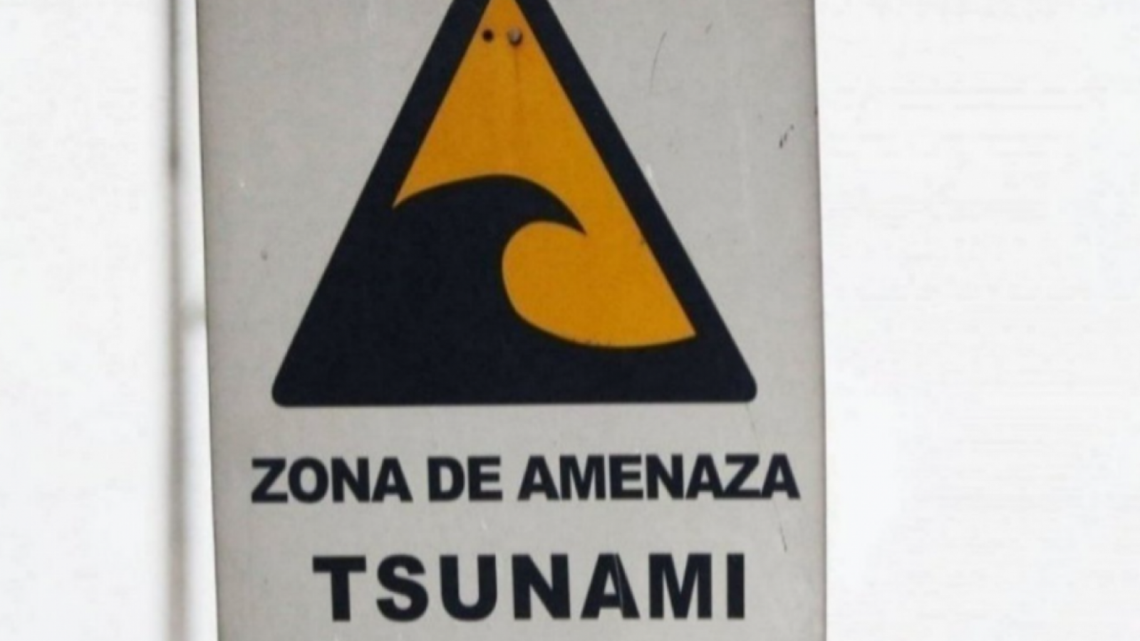 <p>SHOA descarta riesgo de tsunami para las costas de Chile tras fuerte sismo en la zona central</p>
