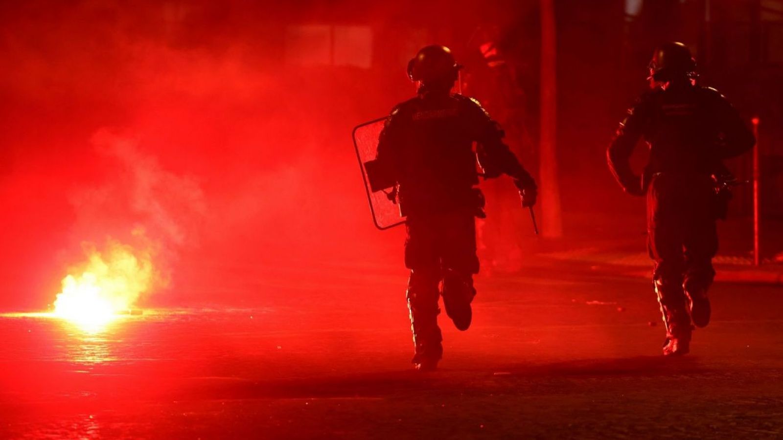 Un muerto y más de 700 detenidos por graves disturbios tras bicampeonato del Paris Saint Germain en la Champions League
