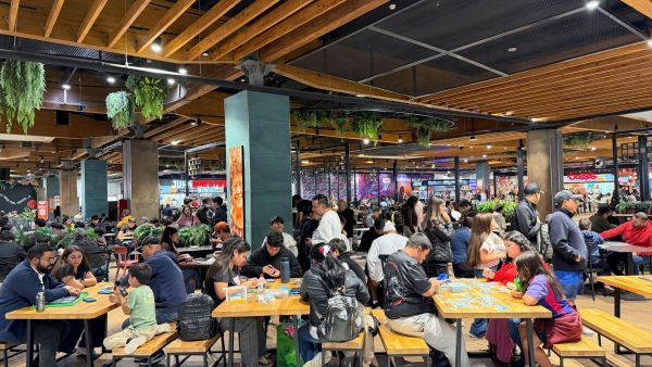 Fiebre por láminas del álbum del Mundial: Cadena de mall anuncia "Cambiatón Mundialero"
