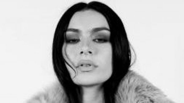 Charli XCX anuncia fecha de estreno de su nuevo álbum, "Music, Fashion, Film"
