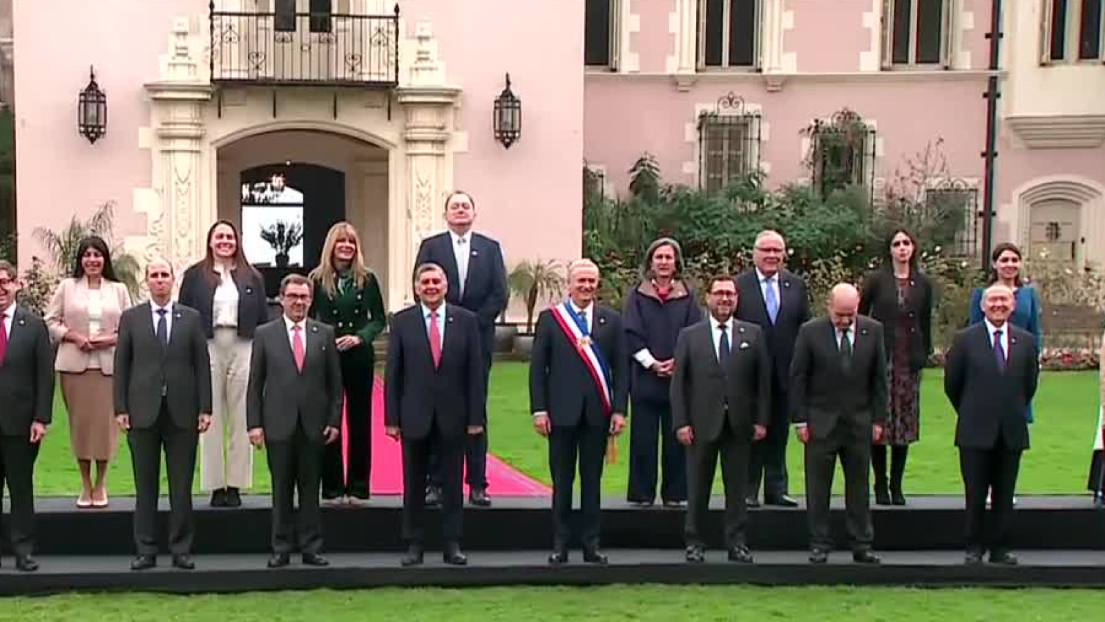 Así fue la foto oficial del gabinete del Presidente Kast a minutos de su primera Cuenta Pública
