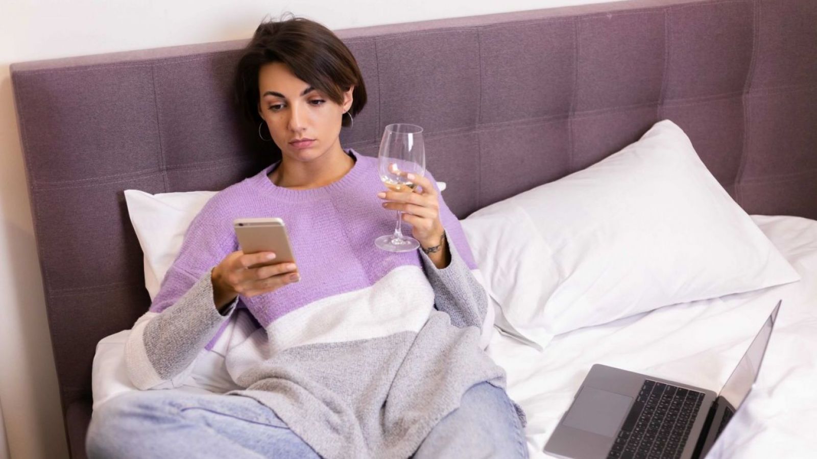 <p>La señal nocturna que preocupa a especialistas: cada vez más personas necesitan “una copita” para dormir</p>
