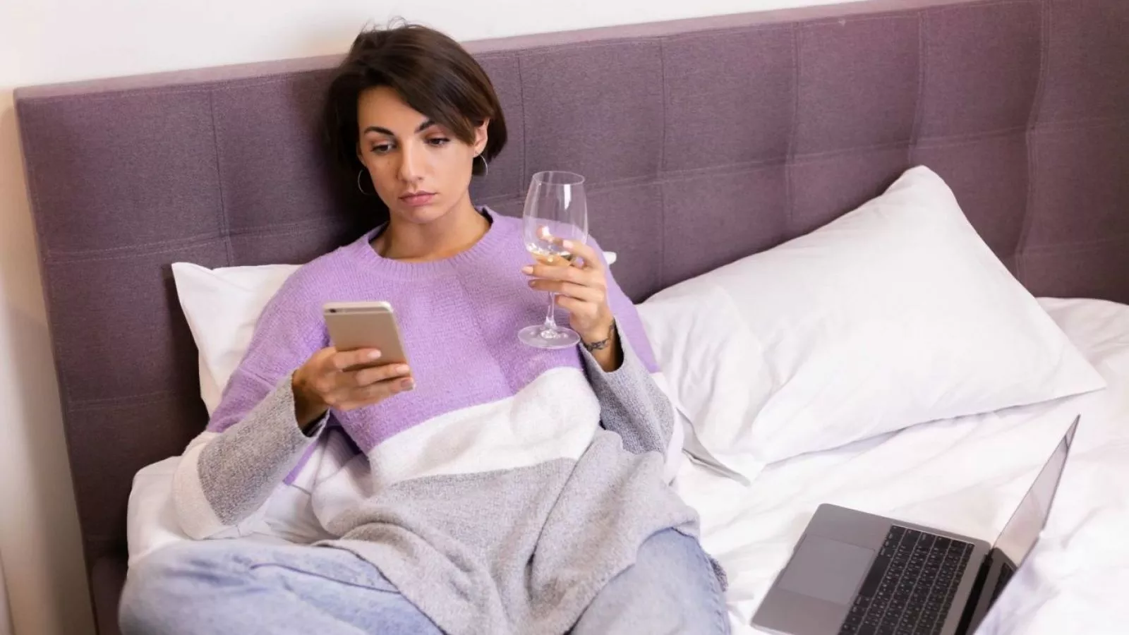 La señal nocturna que preocupa a especialistas: cada vez más personas necesitan “una copita” para dormir