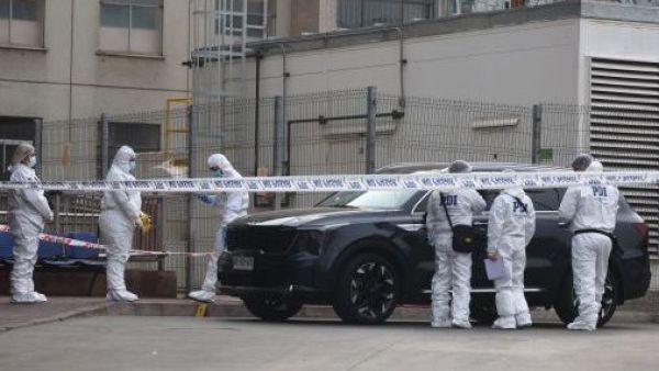 <p>Balean a pareja que compraba droga en La Legua: Llegó en auto a exPosta Central</p>Balean a pareja que compraba droga en La Legua: Llegó en auto a exPosta Central
