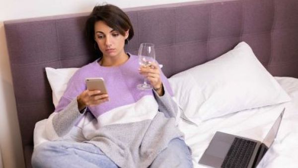 <p>La señal nocturna que preocupa a especialistas: cada vez más personas necesitan “una copita” para dormir</p>La señal nocturna que preocupa a especialistas: cada vez más personas necesitan “una copita” para dormir
