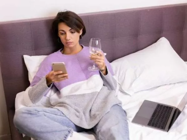 La señal nocturna que preocupa a especialistas: cada vez más personas necesitan “una copita” para dormir
