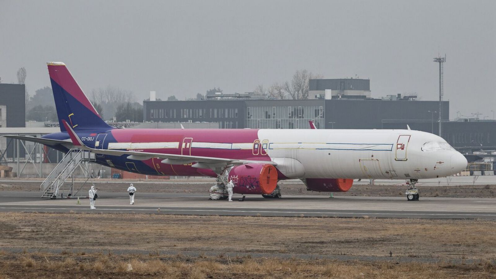 Así quedó el avión rayado por un grafitero en la losa del Aeropuerto de Santiago
