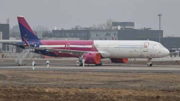 Así quedó el avión rayado por un grafitero en la losa del Aeropuerto de Santiago
