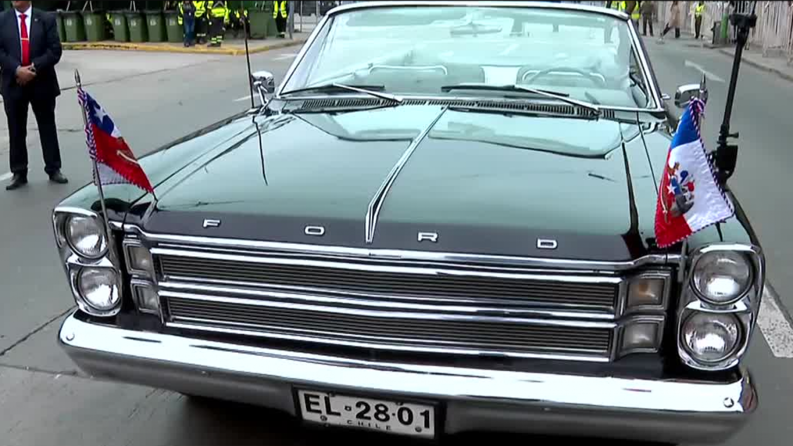 Suboficial Cristián Arce Muñoz, conduce por primera vez el Ford Galaxie 500XL
