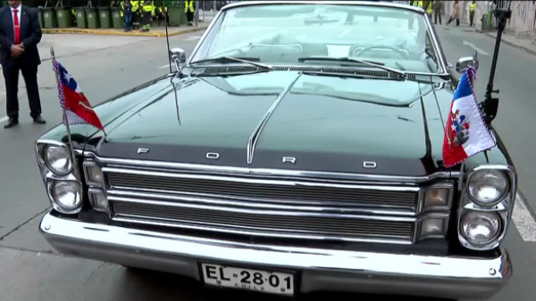 Suboficial Cristián Arce Muñoz, conduce por primera vez el Ford Galaxie 500XL
