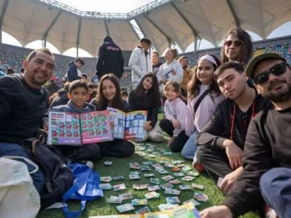 Jornada de intercambio de láminas del Mundial 2026 en el Estadio Bicentenario de La Florida.