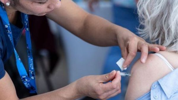 Atenciones respiratorias llegan a su peak del año: expertos llaman a vacunarse
