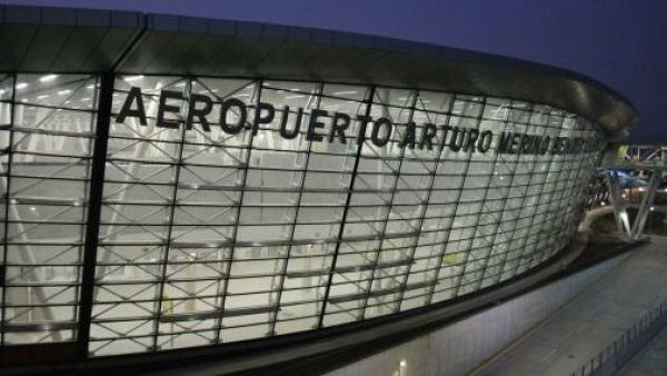 <p>Pasajero es detenido tras falsa alarma de bomba en vuelo que aterrizó en Santiago</p>Pasajero es detenido tras falsa alarma de bomba en vuelo que aterrizó en Santiago
