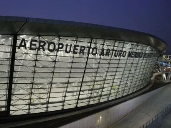 Pasajero es detenido tras falsa alarma de bomba en vuelo que aterrizó en Santiago