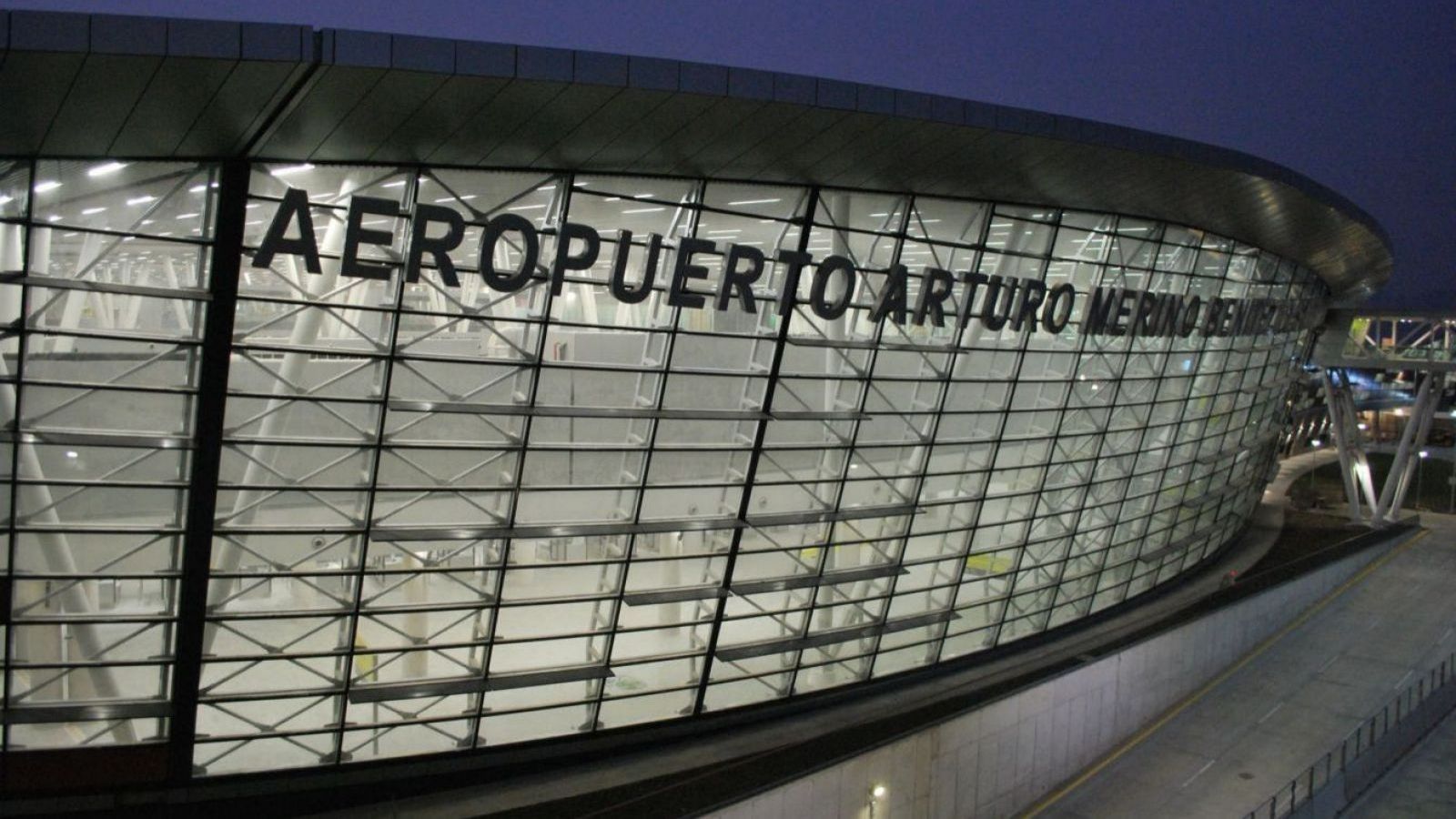 <p>Pasajero es detenido tras falsa alarma de bomba en vuelo que aterrizó en Santiago</p>
