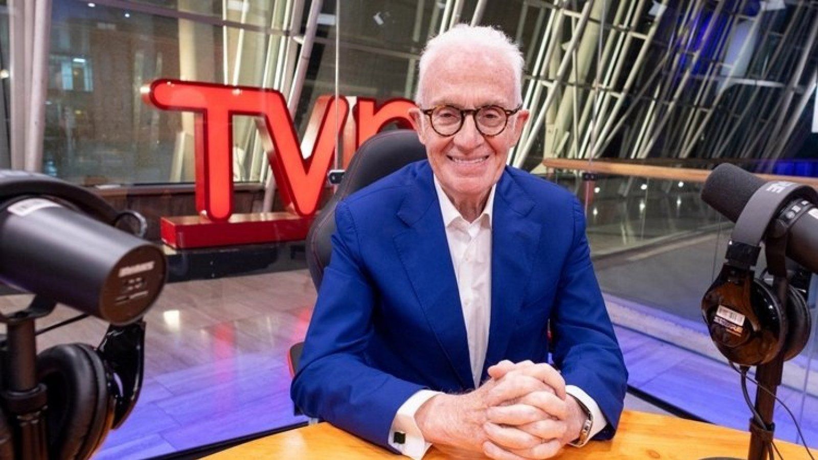Pedro Carcuro es homenajeado por la embajada italiana
