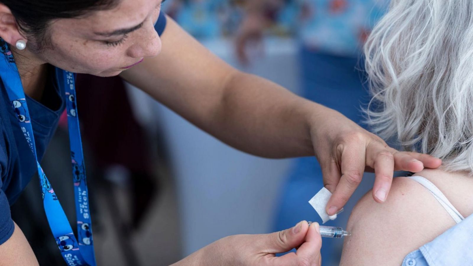 Cerca de 1,7 millones no lo ha hecho: Llaman a reforzar vacuna contra la influenza en mayores de 60 años
