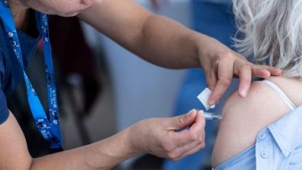 Cerca de 1,7 millones no lo ha hecho: Llaman a reforzar vacuna contra la influenza en mayores de 60 años
