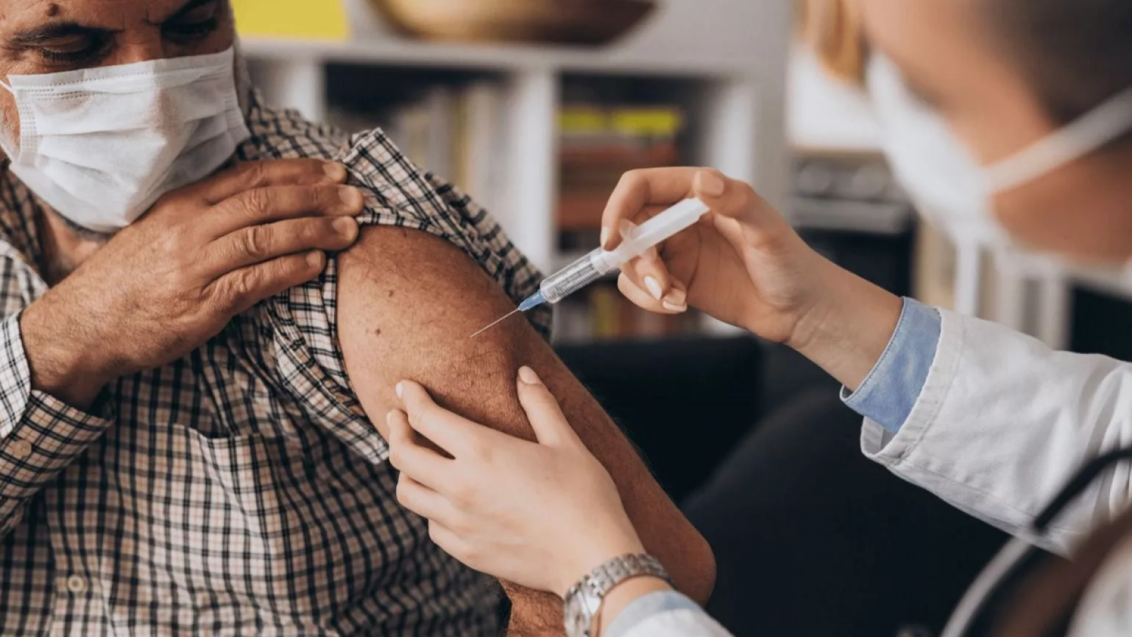 Revisa horarios y lugares: Comuna de Santiago dispone puntos de vacunación para virus respiratorios
