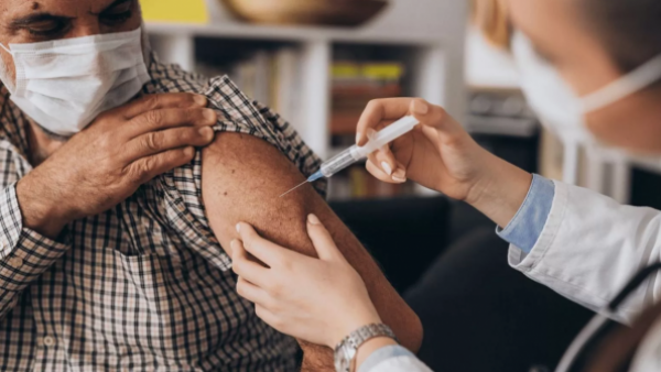 Revisa horarios y lugares: Comuna de Santiago dispone puntos de vacunación para virus respiratorios
