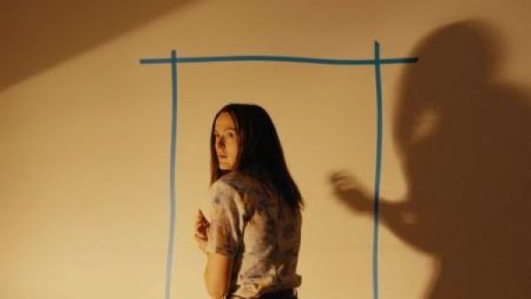 “Backrooms” rompe la taquilla y se convierte en el mayor éxito de A24 a menos de una semana de su estreno
