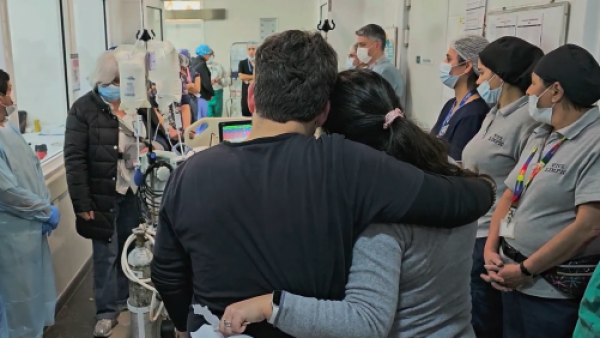 Con un emotivo pasillo de honor: Despiden a menor que donó sus órganos en Hospital de Talca
