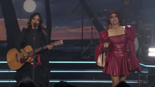 Clásicos de ayer y hoy: Javiera Parra se presentó junto a Camila Moreno en Premios Pulsar 2026
