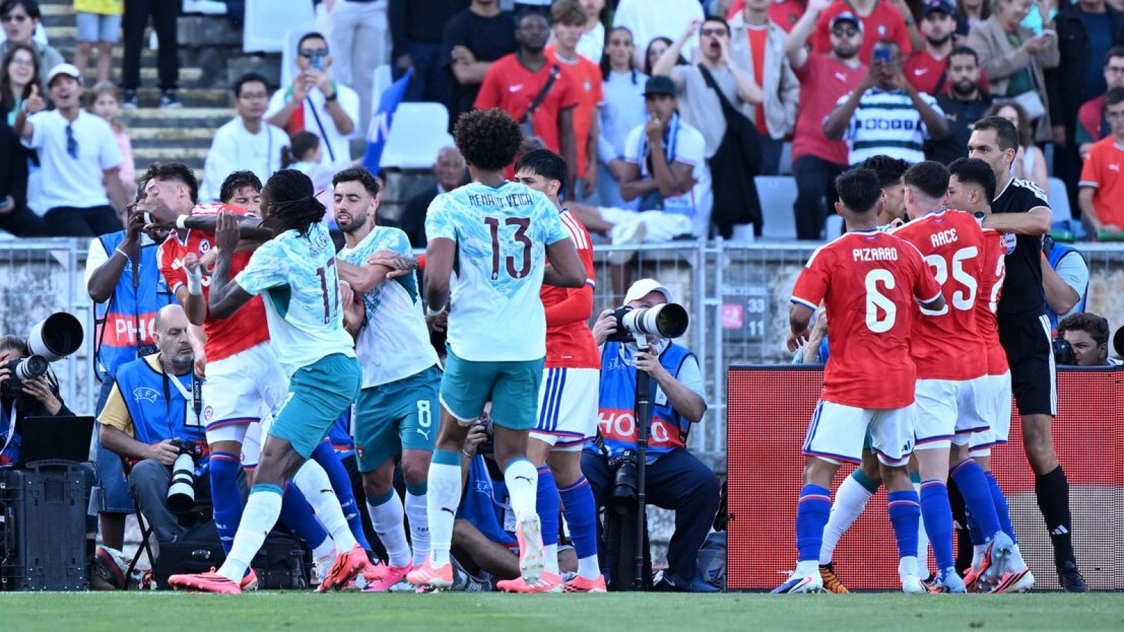 Rafael Leão publica mensaje y explica por qué agredió a jugador de La Roja
