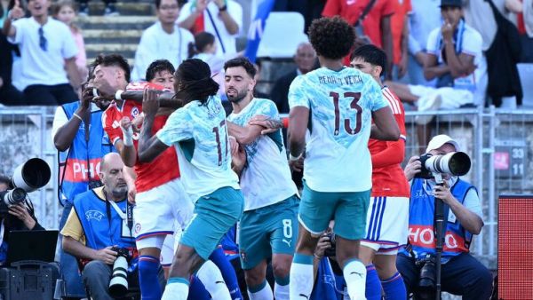 Rafael Leão publica mensaje y explica por qué agredió a jugador de La Roja
