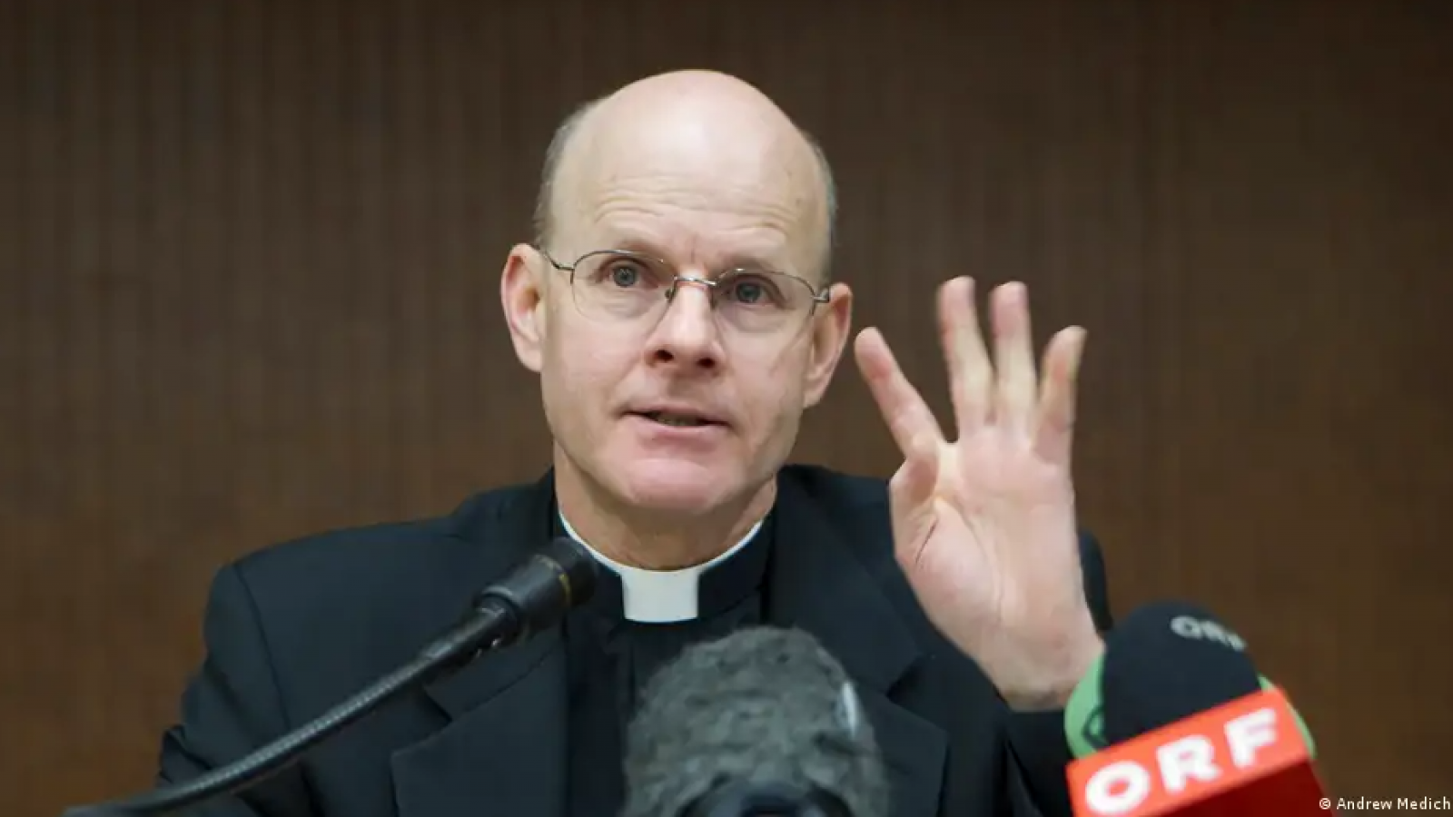 <p>Expulsan a un exorcista por vincular ovnis con el demonio</p>
