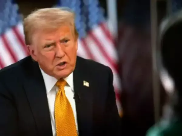 Trump se arranca el micrófono y abandona una entrevista con periodista de NBC