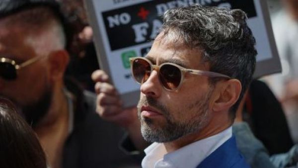 <p>Corte de Apelaciones revoca medida y ordena que Jorge Valdivia retome el arresto domiciliario nocturno</p>Corte de Apelaciones revoca medida y ordena que Jorge Valdivia retome el arresto domiciliario nocturno
