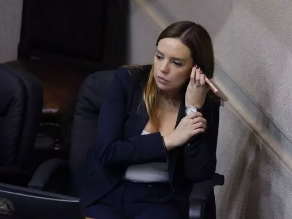 Camila Flores acusa a su exesposo de difundir material privado