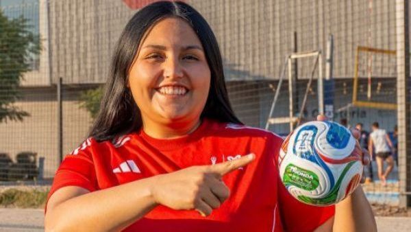 <p>Estudiante de la Universidad de Chile será voluntaria en Mundial de Fútbol 2026</p>"Quiero representar a mi país de la mejor manera": La joven chilena que estará en el Mundial de Fútbol
