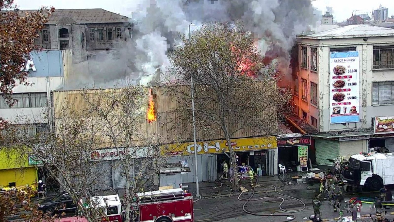 <p>Incendio en sector comercial de Santiago obliga a suspender el tránsito en Alameda</p>
