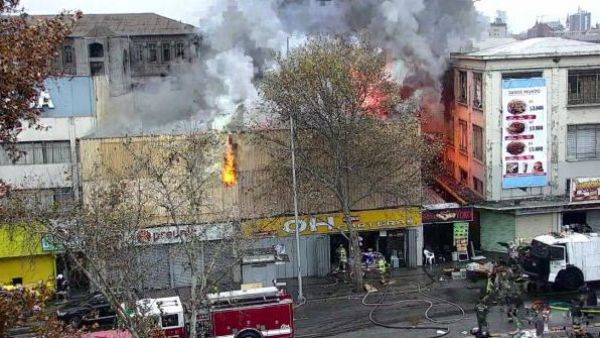 <p>Incendio en sector comercial de Santiago obliga a suspender el tránsito en Alameda</p>Incendio en sector comercial de Santiago obliga a suspender el tránsito en Alameda
