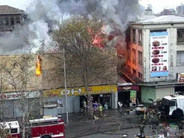 Incendio en sector comercial de Santiago obliga a suspender el tránsito en Alameda