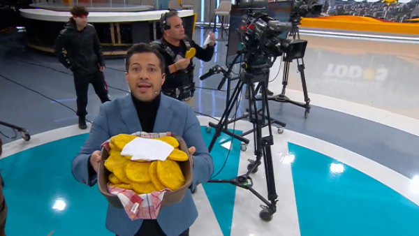 ¡Llovió y cumplió!: Simón Oliveros trajo sopaipillas para todo el "Buenos Días a Todos"

