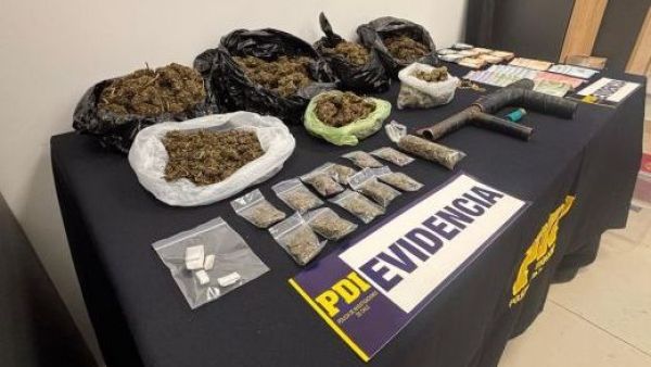 <p>PDI golpeó a clan familiar narco en Quilicura: Seis detenidos con armas y drogas</p>PDI golpeó a clan familiar narco en Quilicura: Seis detenidos con armas y drogas
