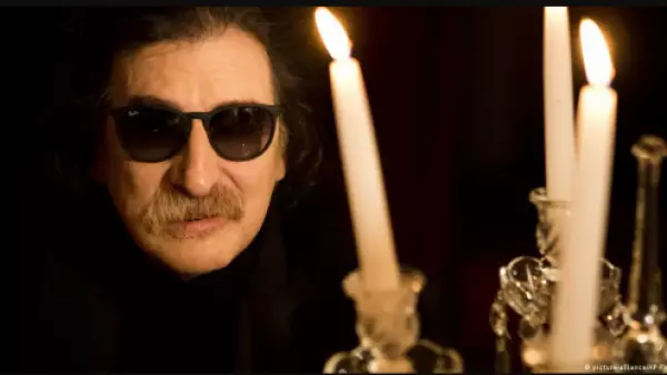 Mural gigante rinde homenaje a Charly García en Buenos Aires