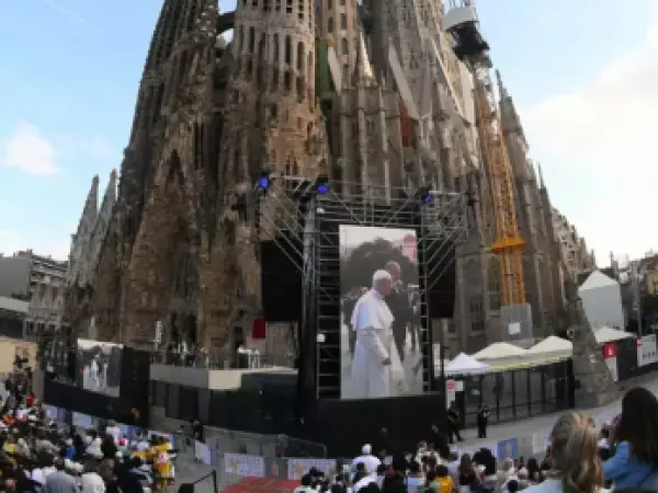 Tras inauguración: León XIV bendice torre de la Sagrada Familia de Barcelona