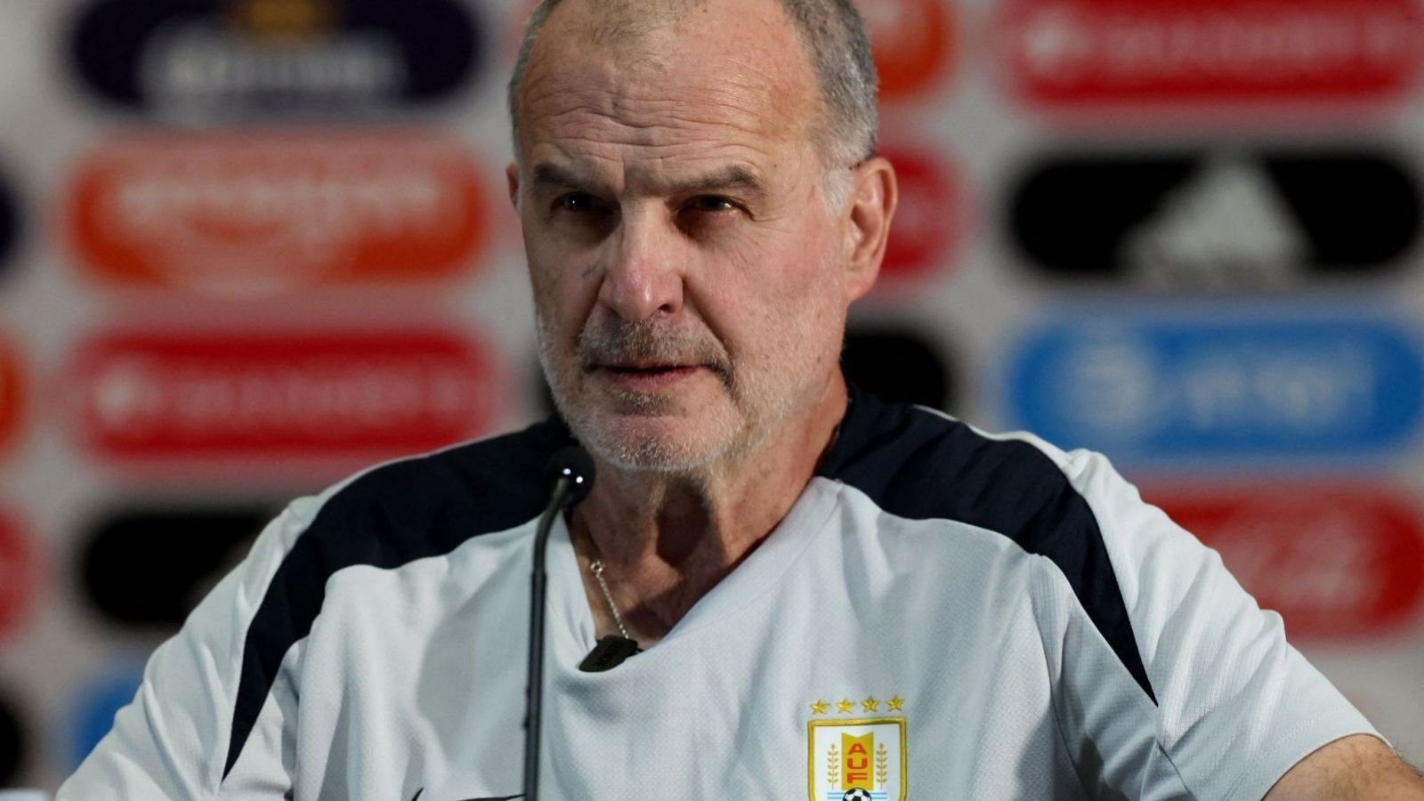 Cuestan casi cinco millones: La decisión de Marcelo Bielsa sobre los trajes de lujo de Uruguay
