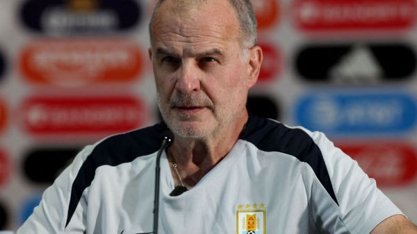 Cuestan casi cinco millones: La decisión de Marcelo Bielsa sobre los trajes de lujo de Uruguay
