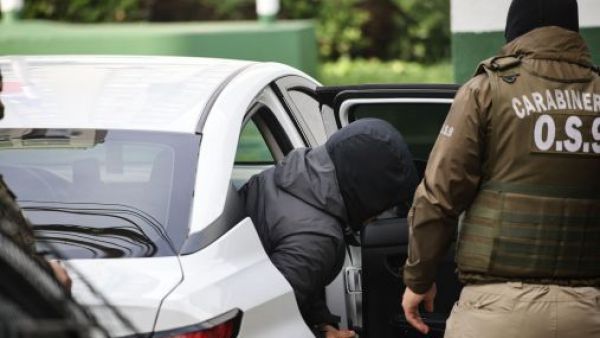 <p>Dos detenidos por amenazas de muerte y disparos contra familia en La Cisterna</p>Dos detenidos por amenazas de muerte y disparos contra familia en La Cisterna
