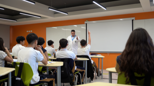 Buenas notas y ¿la salud mental?: Colegios reflexionan sobre la redefinición del éxito escolar
