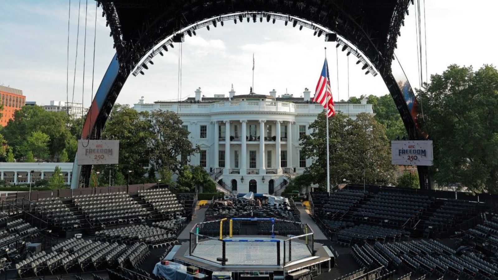 Todo listo: Así luce la inédita jaula de UFC en la Casa Blanca
