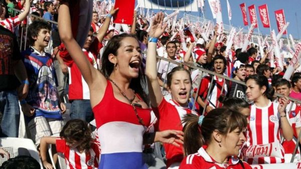 "Cumpliendo un sueño": Han pasado 16 años y así luce actualmente Larissa Riquelme, la "Novia del Mundial"
