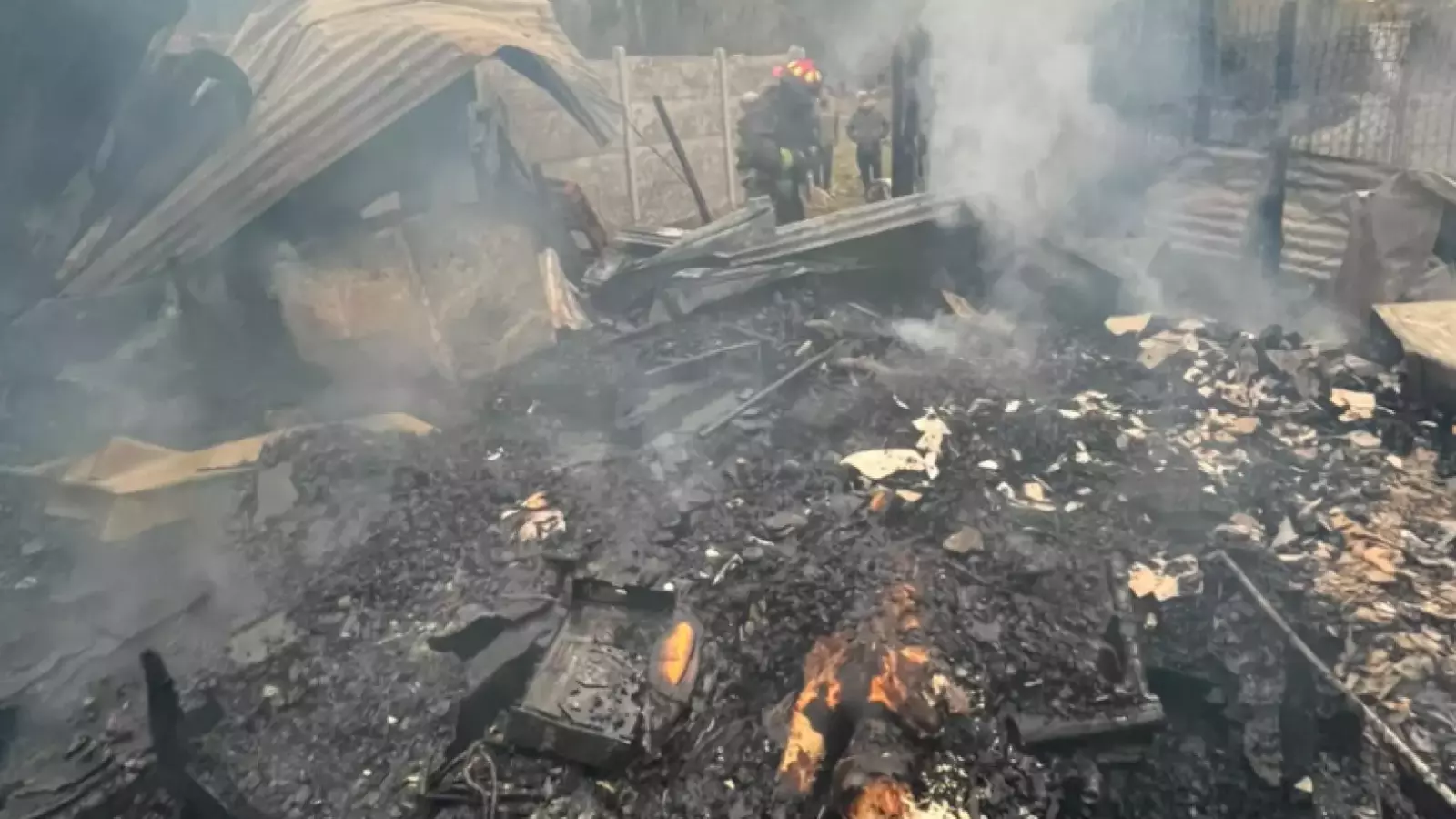 Dos adultos mayores mueren en devastador incendio que consumió vivienda en Codegua